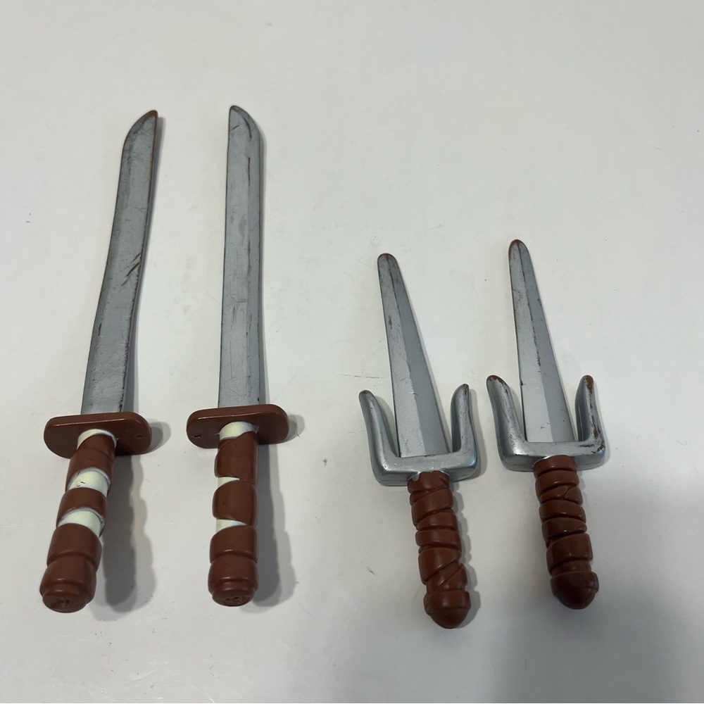 TEENAGE MUTANT NINJA TURTLES swords sai’s for 2002 giant Raphael action figure
